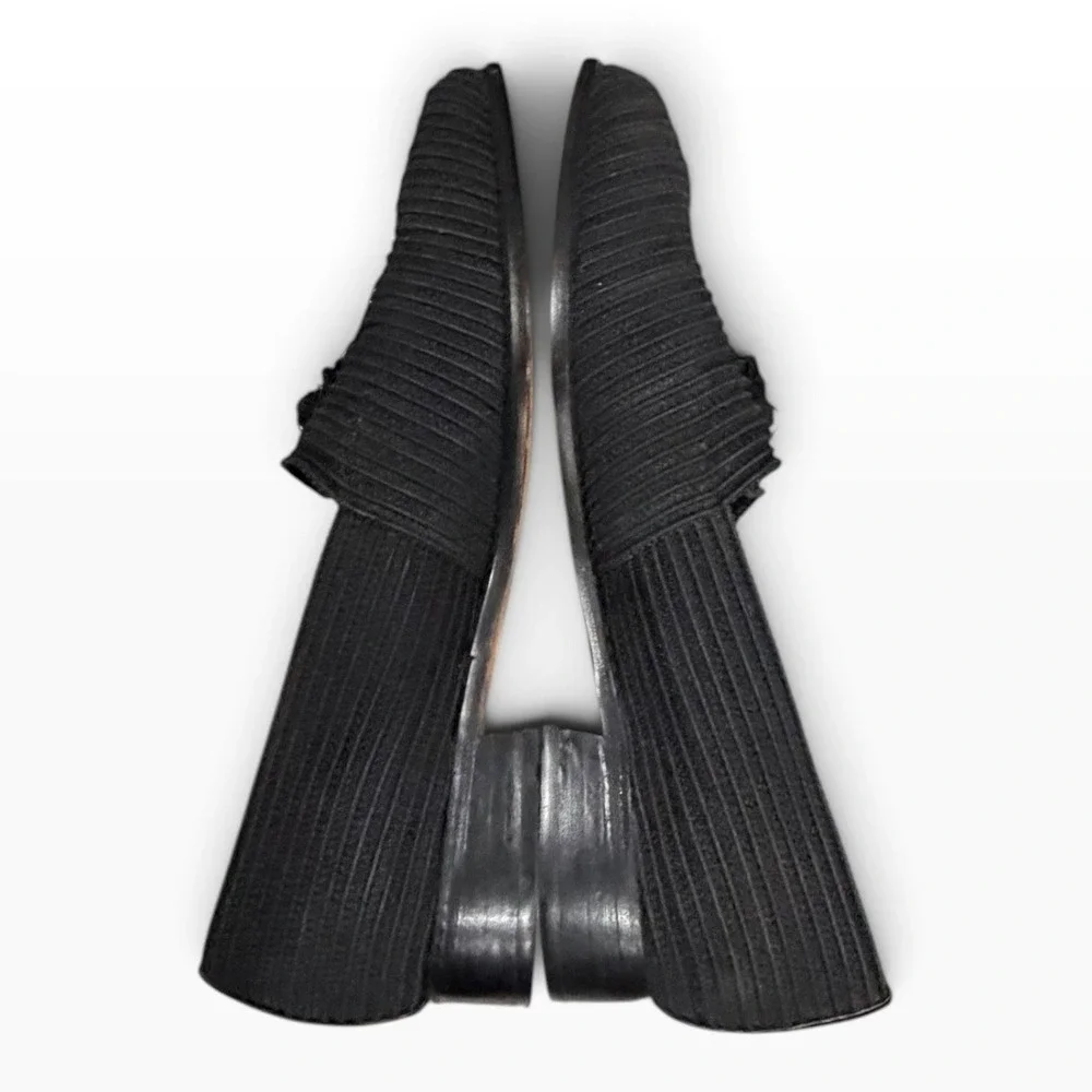 Stuart Weitzman Paisano Stretch Loafer 9B Black Textured Tassel Shoes Old Money